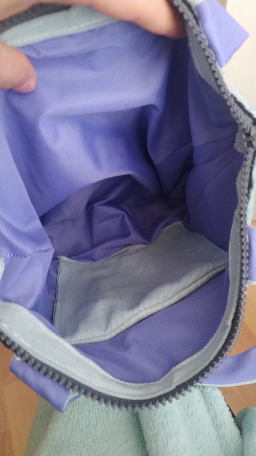 Recicled bag from denim and umbrella fabric - image 3 - student project