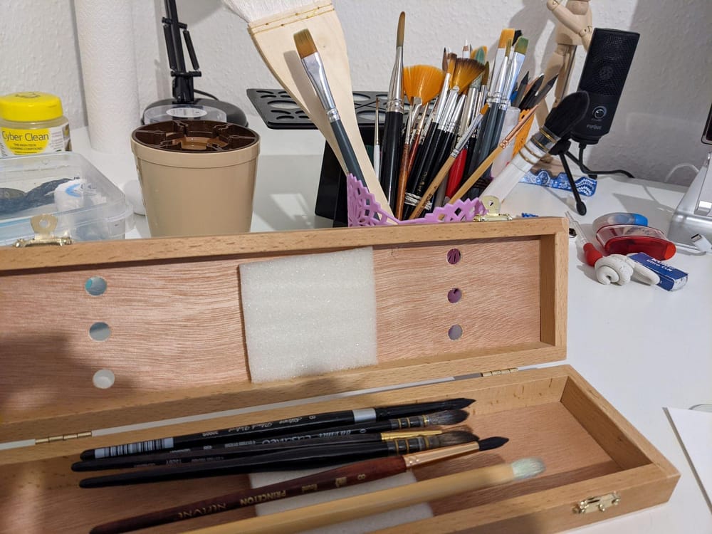 Brush cleaning and storage - image 2 - student project
