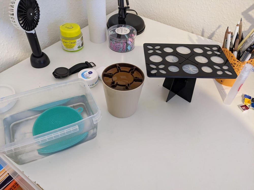 Brush cleaning and storage - image 1 - student project