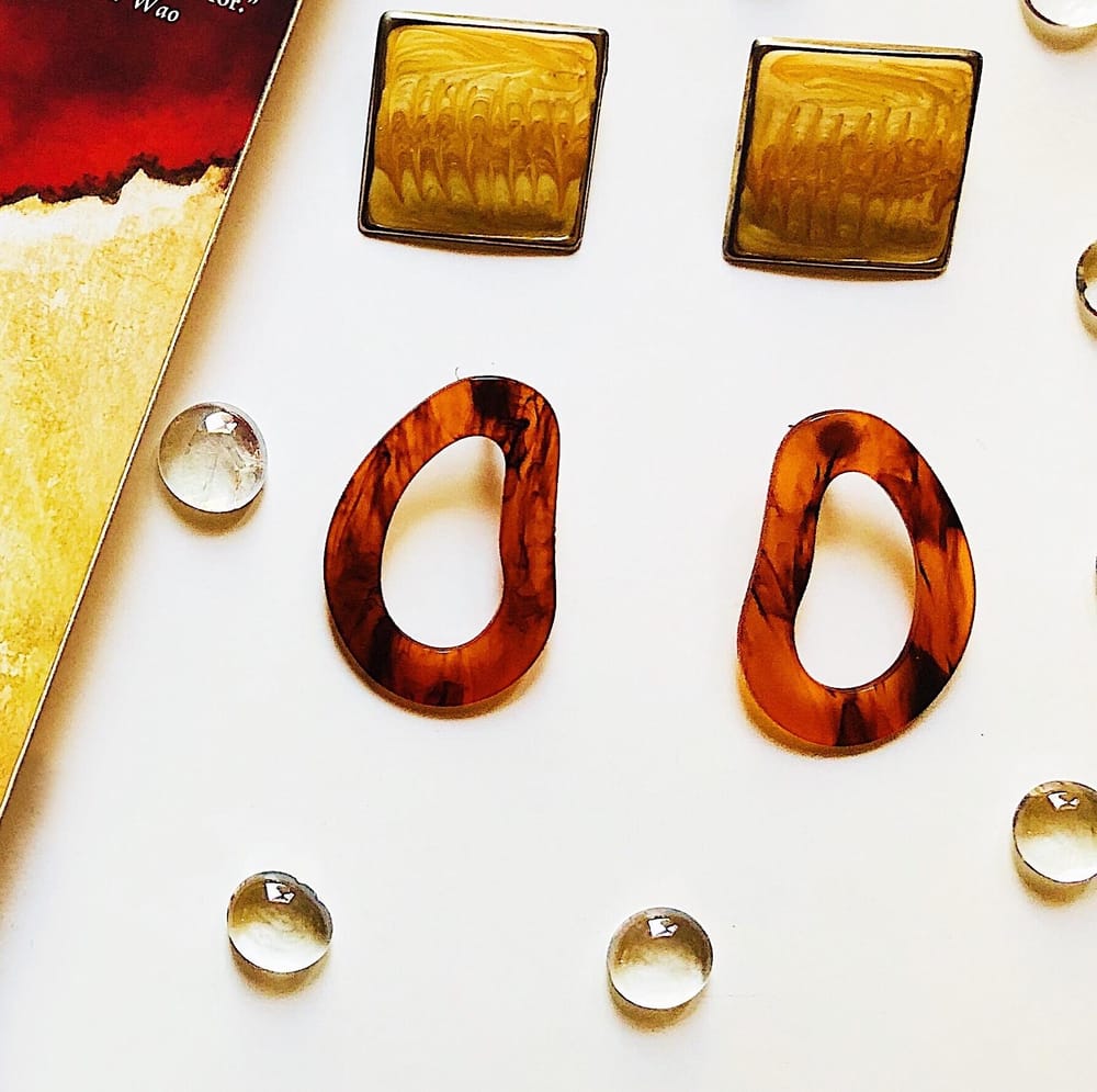 #Books&Earrings - image 3 - student project
