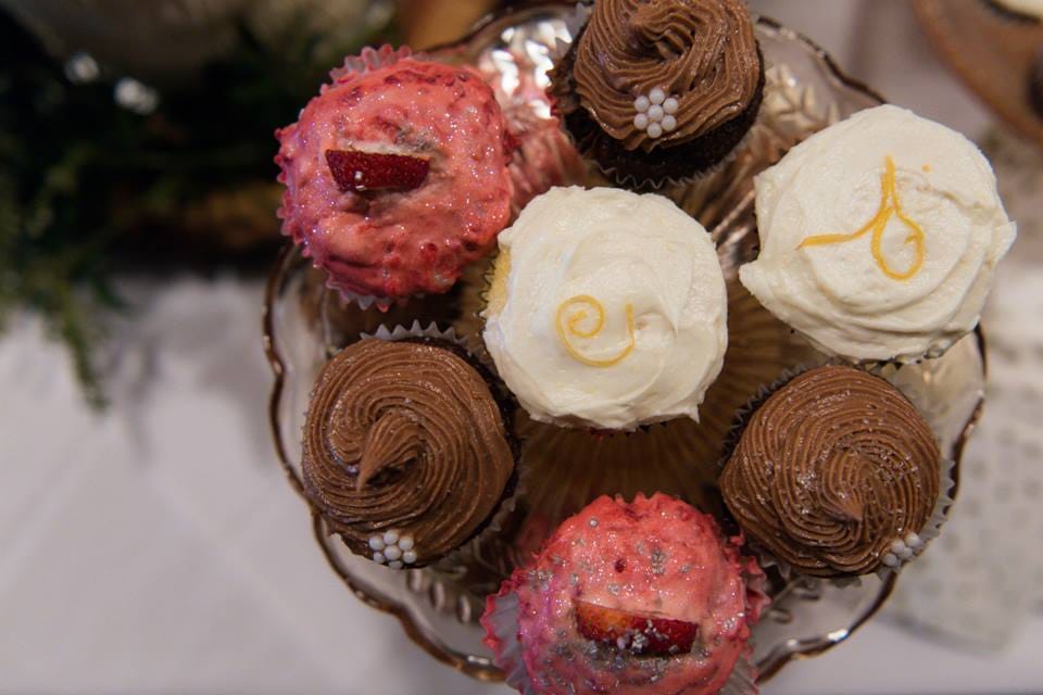 Wedding Cake/Cupcakes - image 3 - student project