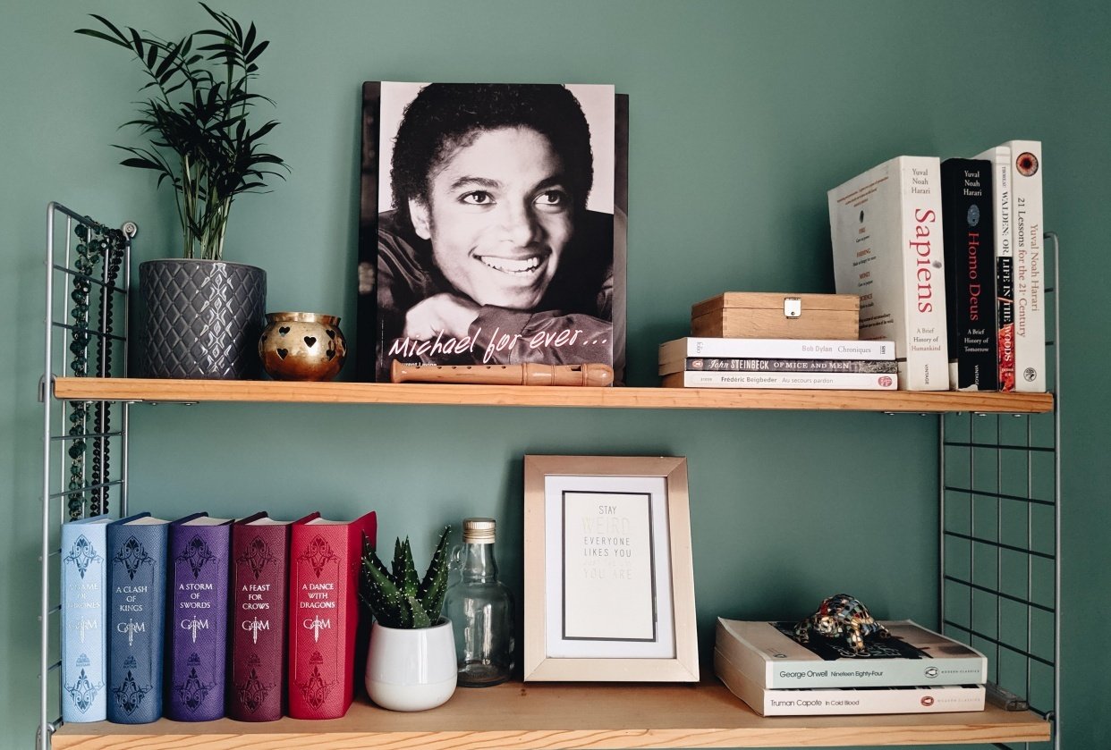 Shelf decor in room makeover - student project