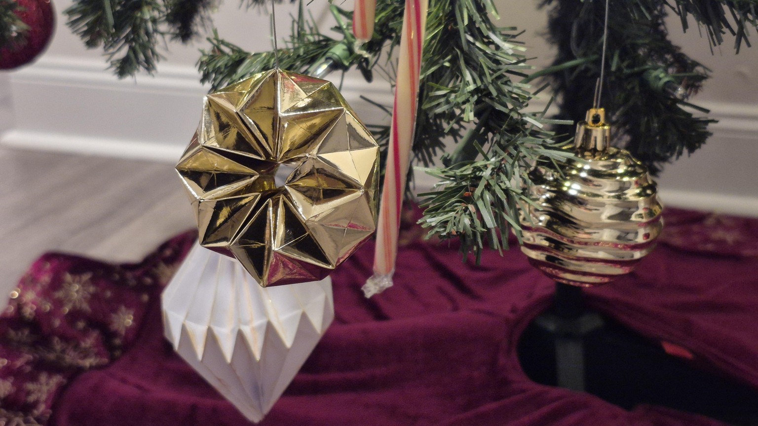 Create Geometric Origami Paper Ornaments for Holiday, Party & Home Decor - image 4 - student project