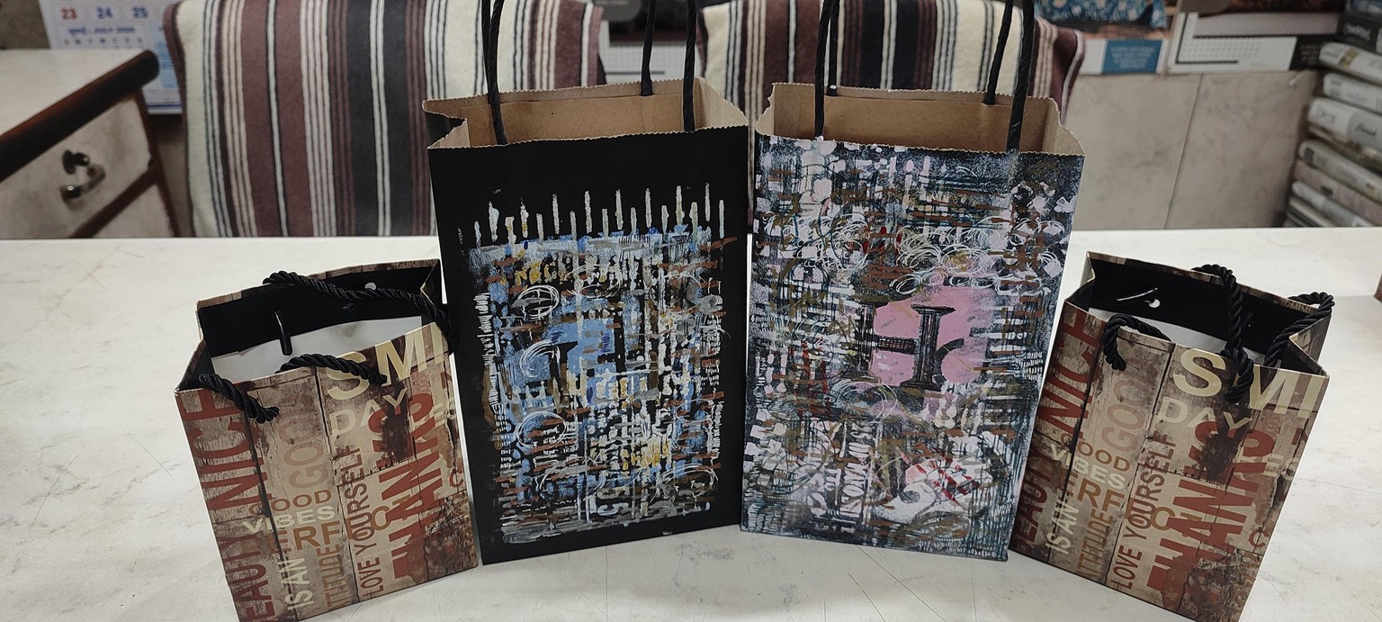 Grungy textured Carry Bags - image 4 - student project