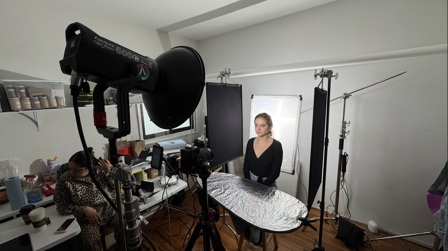 Iluminación para video AON belleza con fondos realmente blancos  y definición extrema - image 1 - student project