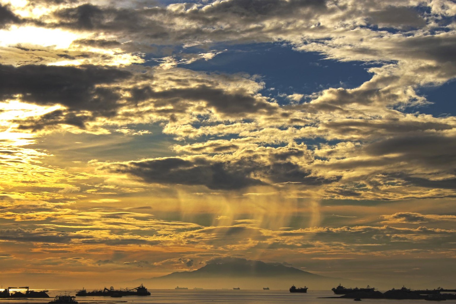 Sunset shot to another island - image 1 - student project
