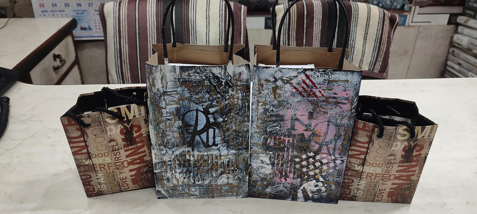 Grungy textured Carry Bags - image 1 - student project