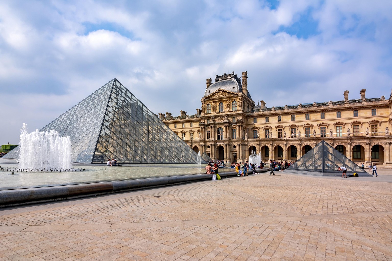 Louvre Museum, Paris - image 1 - student project