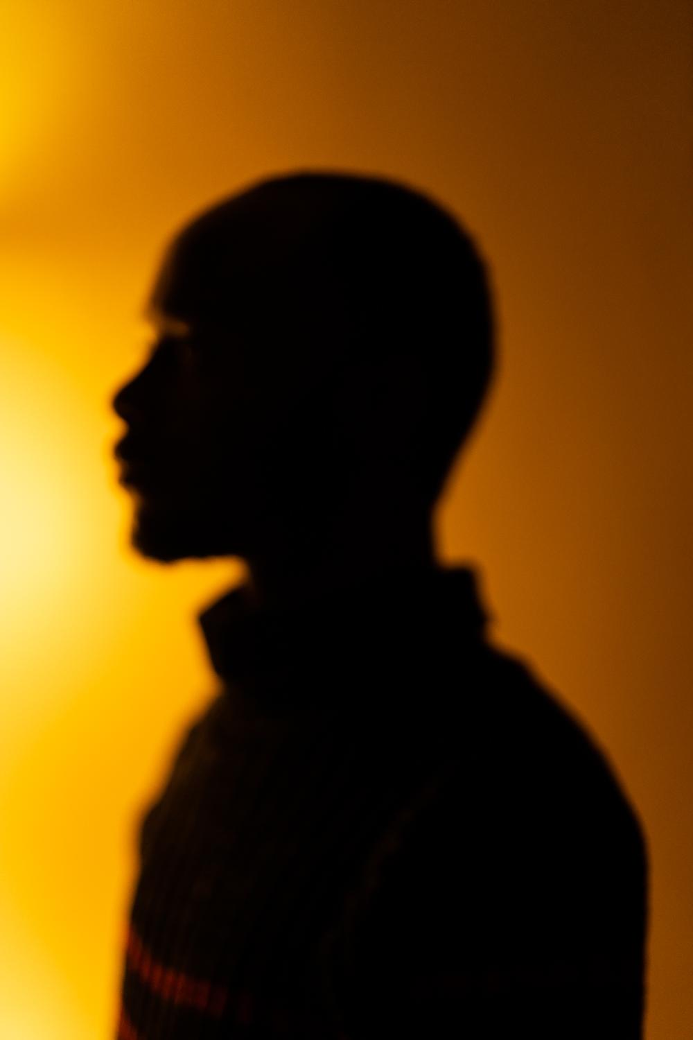Low-budget lighting self-portraits - image 1 - student project