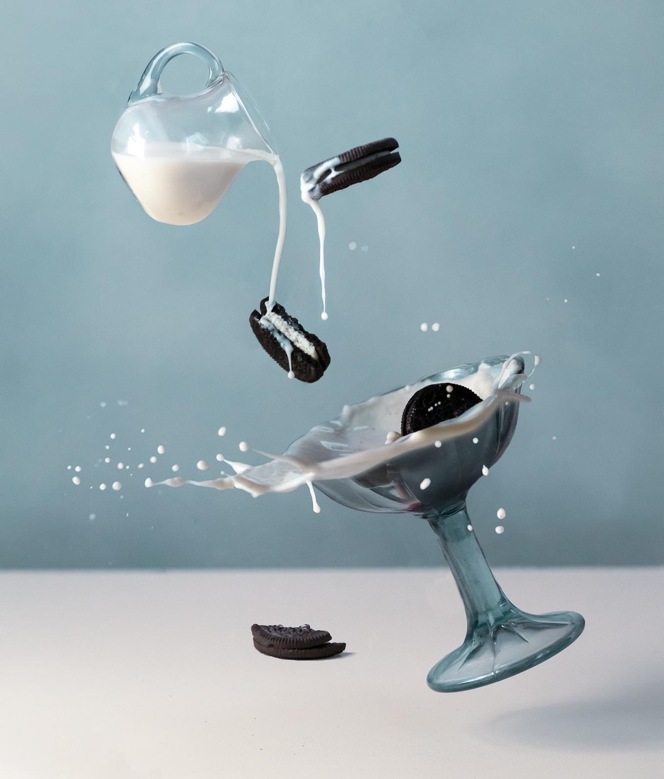 Levitation photography - oreo cookies - image 1 - student project