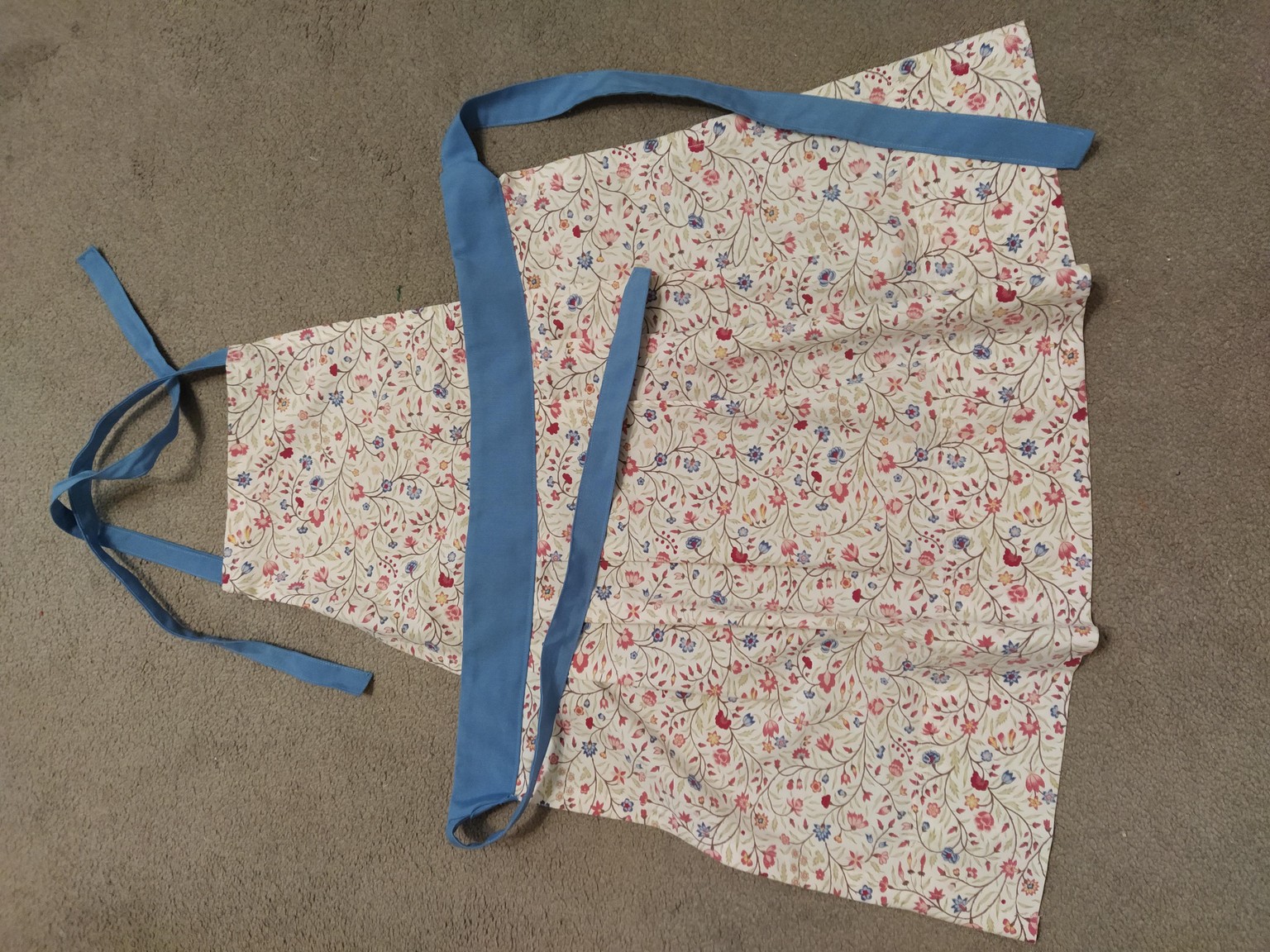 Apron with makeshift pattern - image 1 - student project