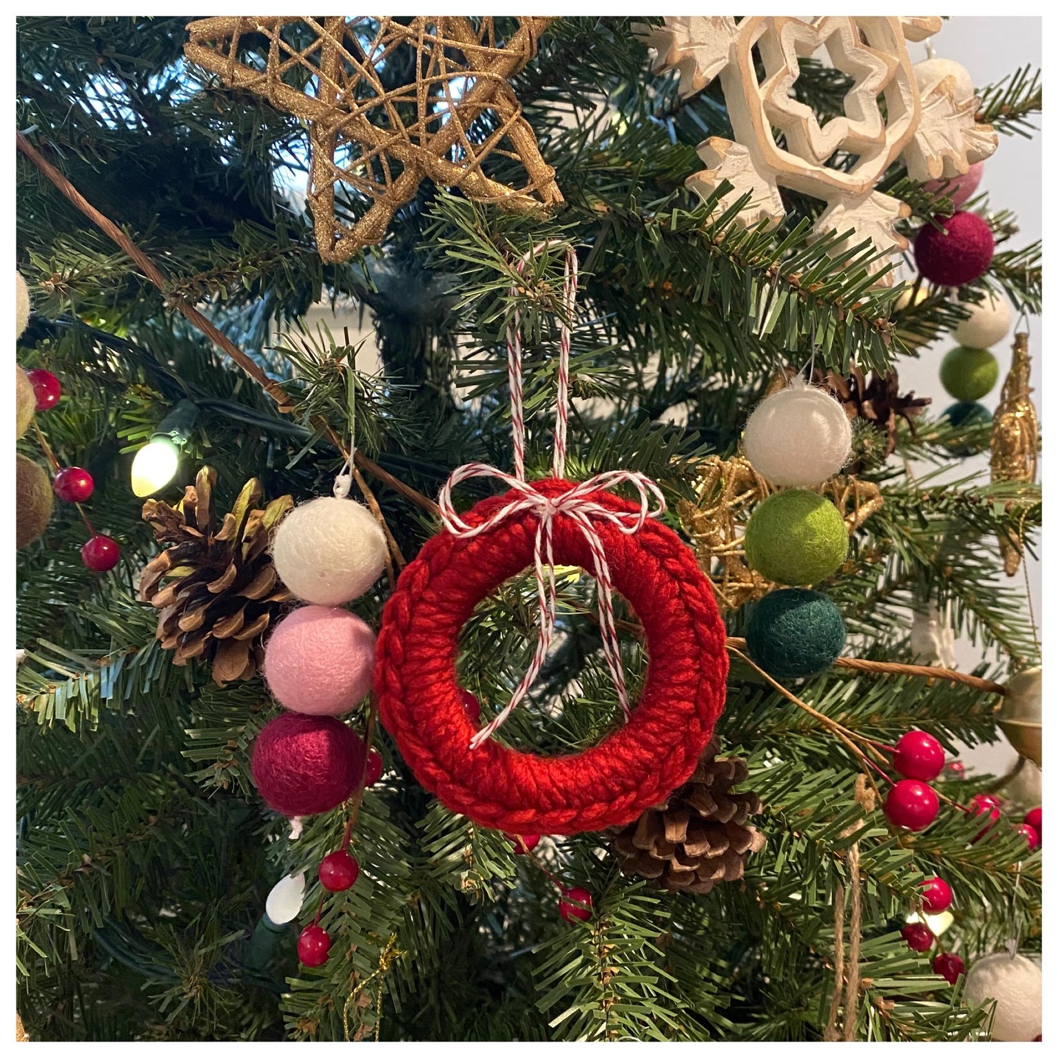 Crochet Wreath Ornament - image 1 - student project