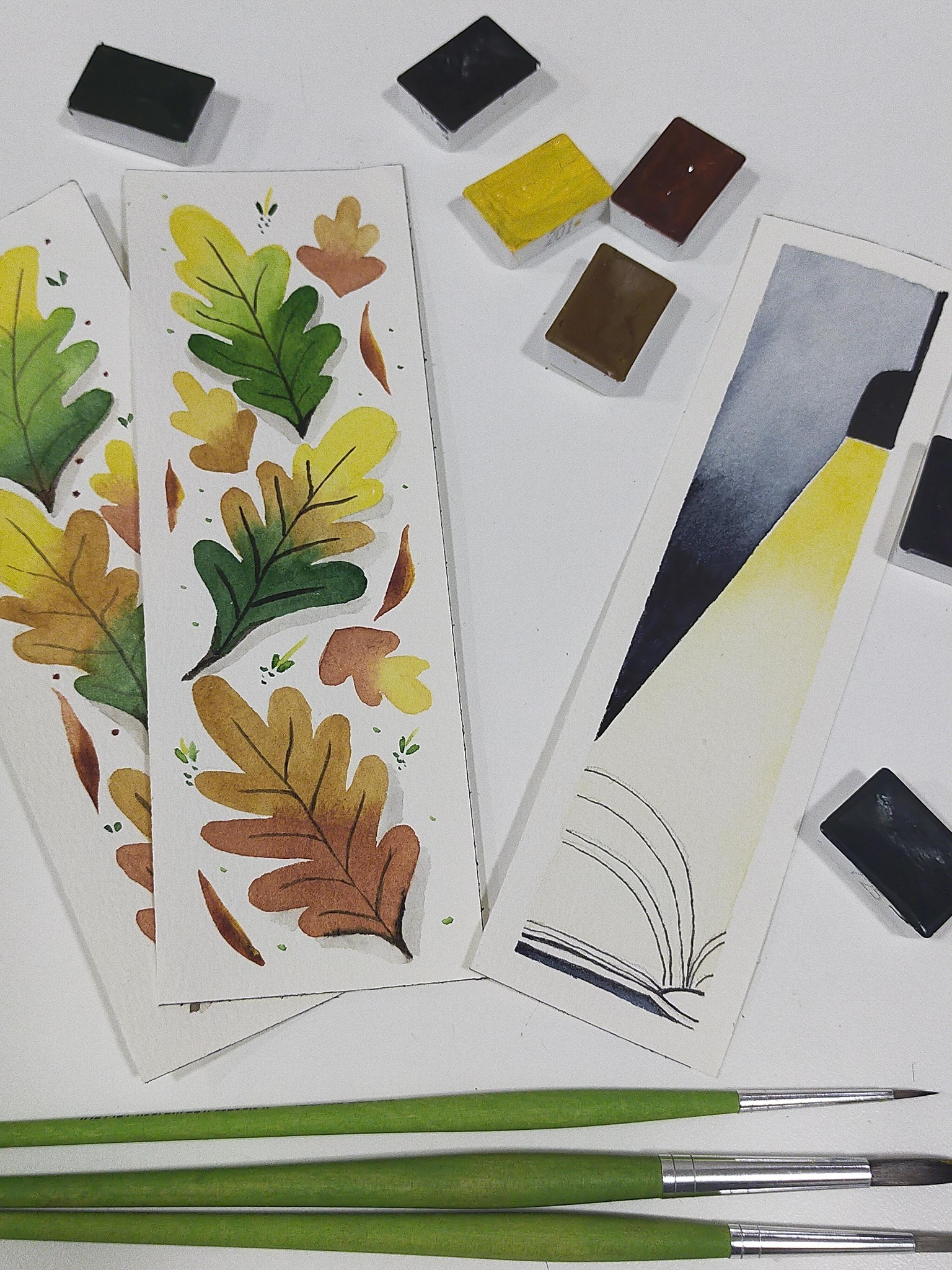 Marcapáginas de hojas y libro con lámpara - image 1 - student project