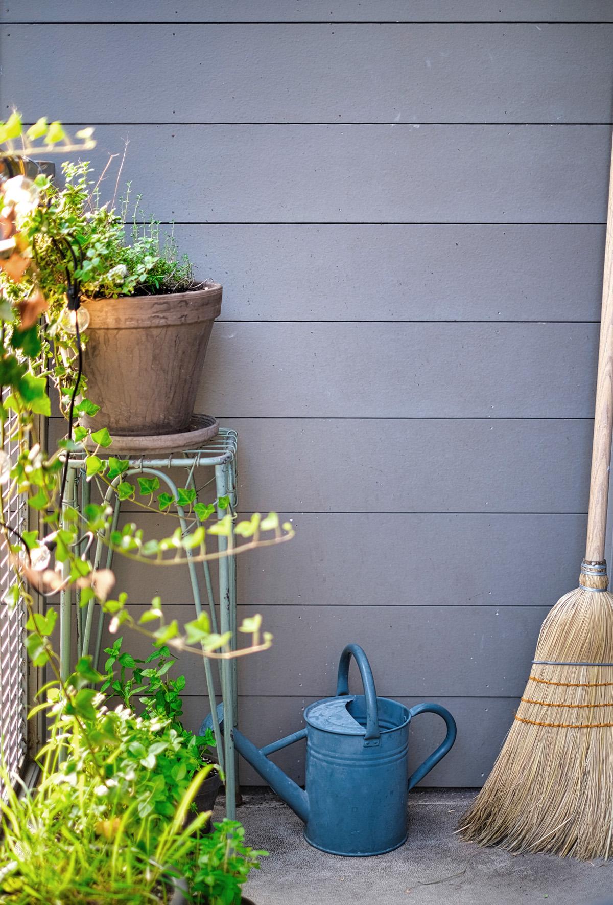 BALCONY: LITTLE BIT GREEN FOR SMALL APARTMENT LIVING - image 1 - student project
