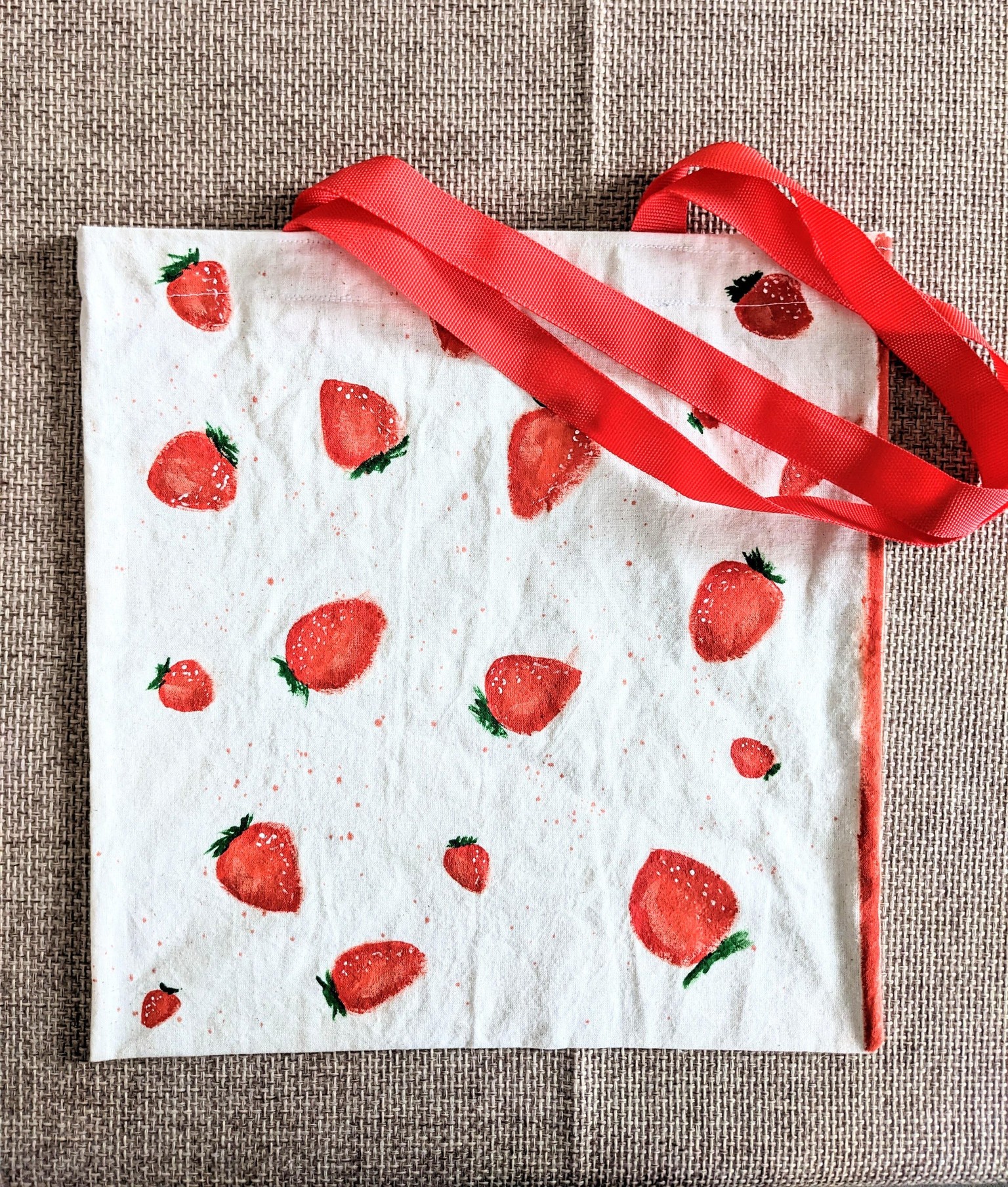 Tote bag with strawberries - image 1 - student project