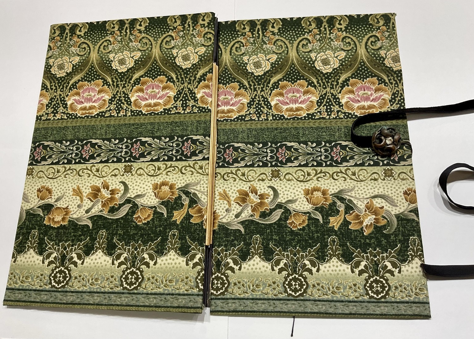 Accordion Hinge Binding with Decorative Papers - image 1 - student project