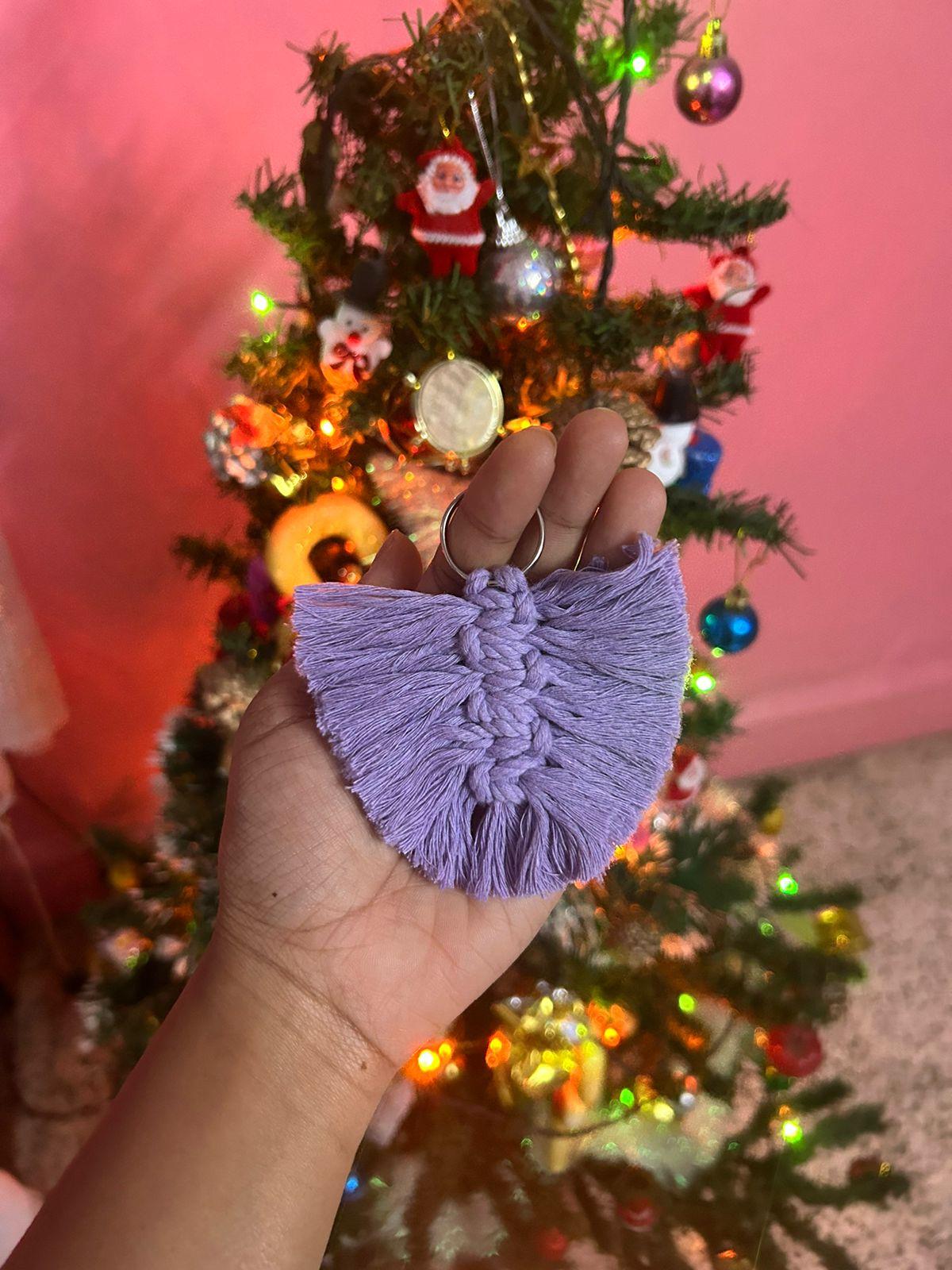Macrame feather keychain - image 1 - student project