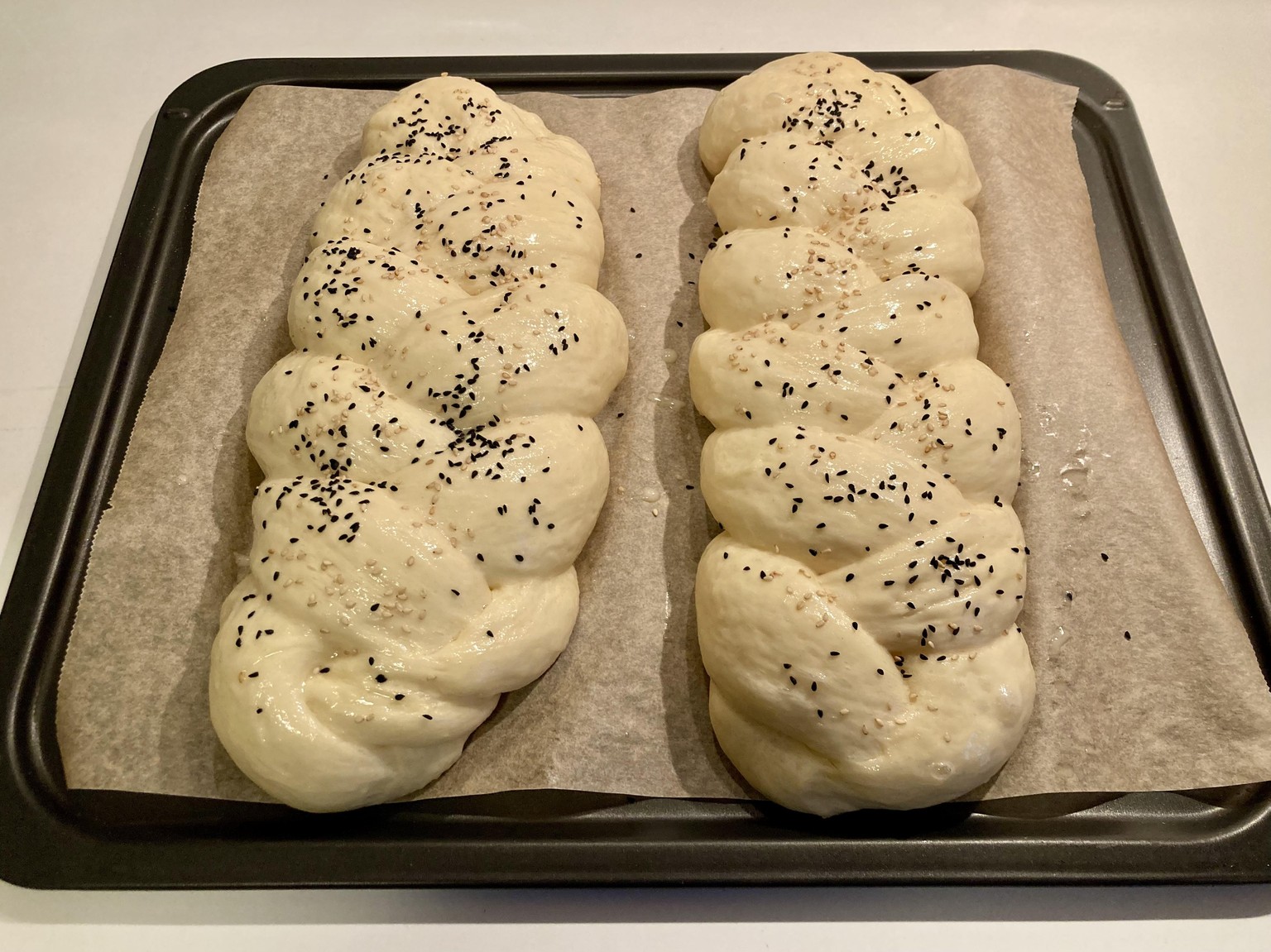 Braided brioche bread & buns - image 1 - student project