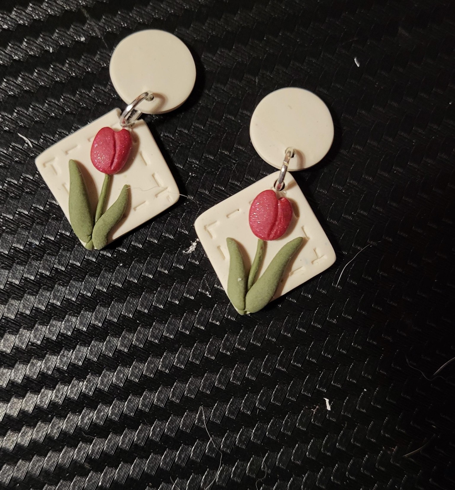 Tulip earrings - image 1 - student project
