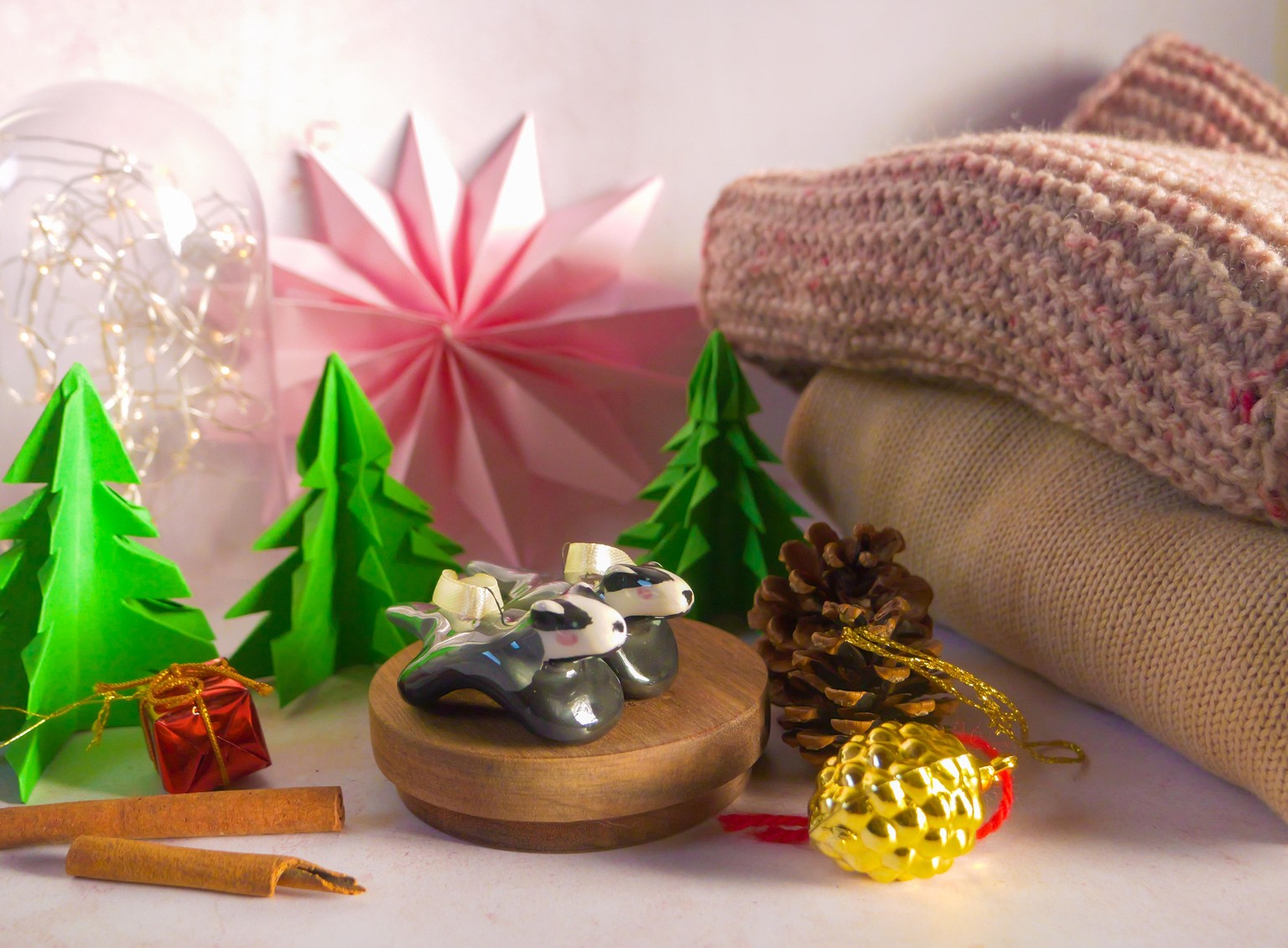 majoliCAT product photo cozy Christmas setting - image 1 - student project