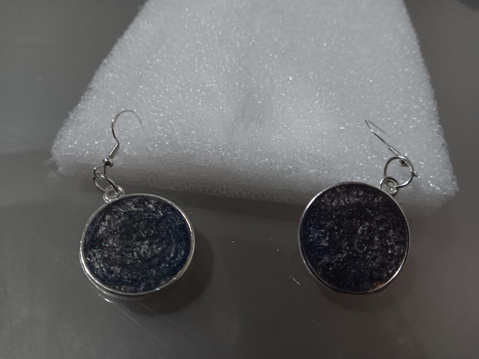 Fashionable earrings Pendant resin with bezels - image 7 - student project