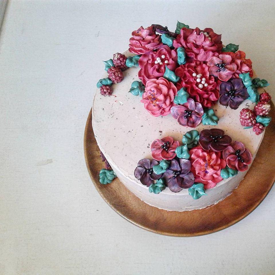 Piping Flowers for a Cake - image 1 - student project