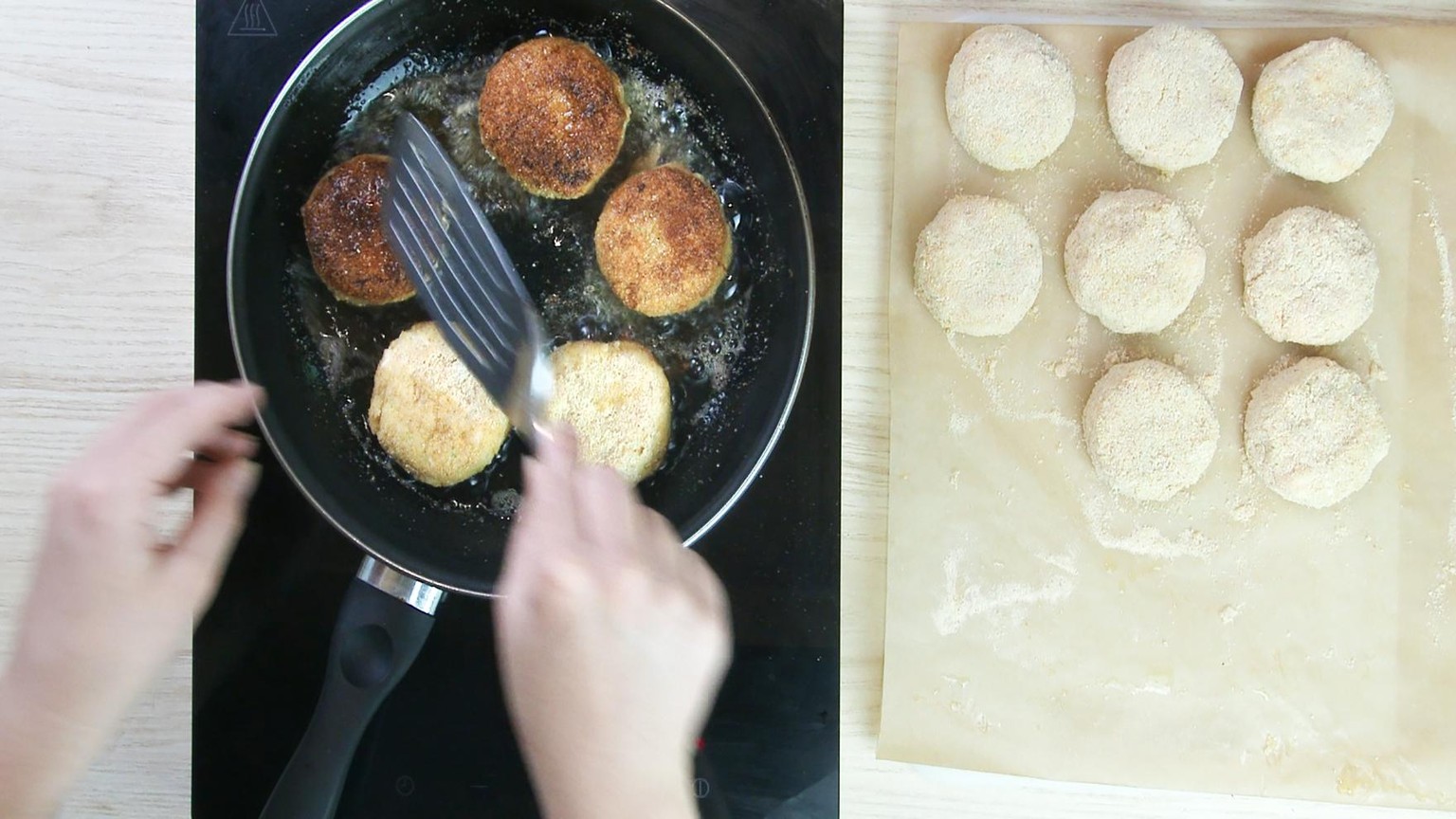 Shrimp cakes with mango chutney - image 3 - student project