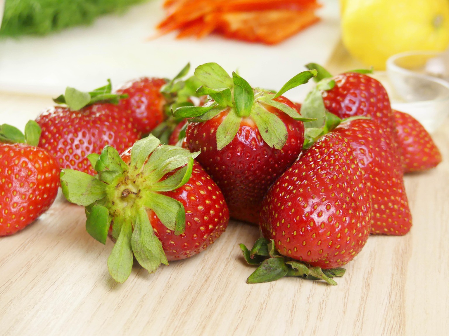 Strawberry and Avocado Salad with Baby Spinach and Dill - image 1 - student project