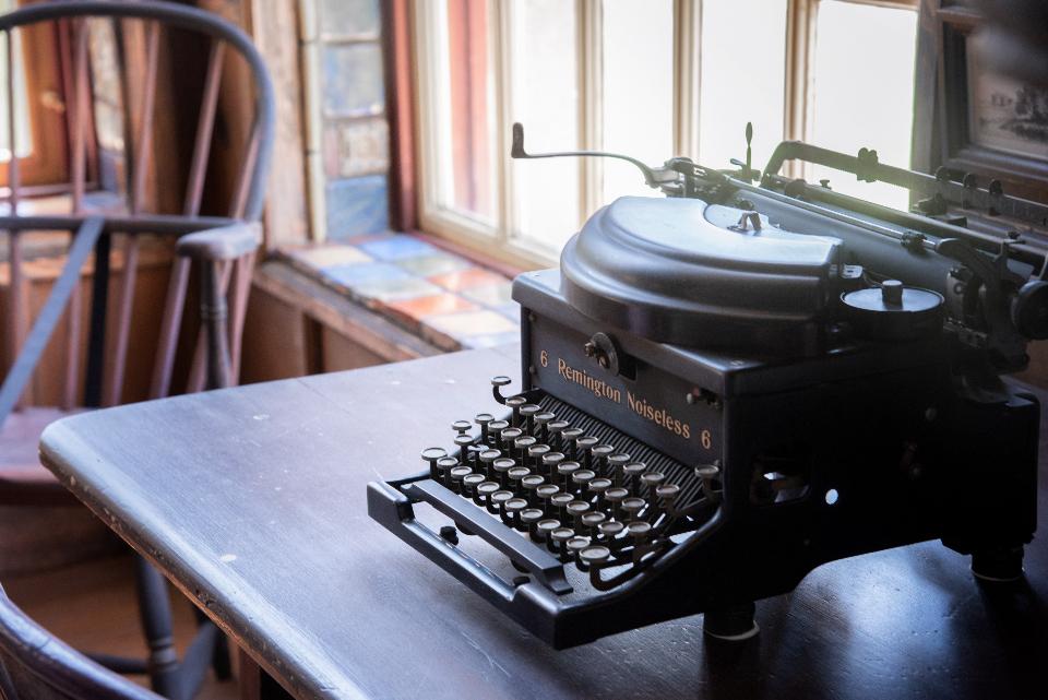 Old typewriter - image 1 - student project