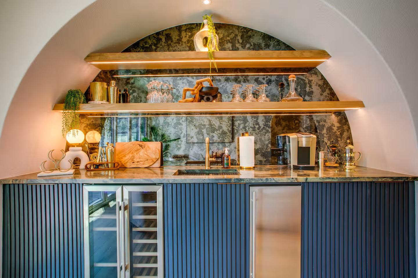 Vacation rental bar and seating area. - image 3 - student project