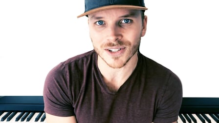 Learn Piano in 30 Days with 8+ Hours Piano Video Instruction