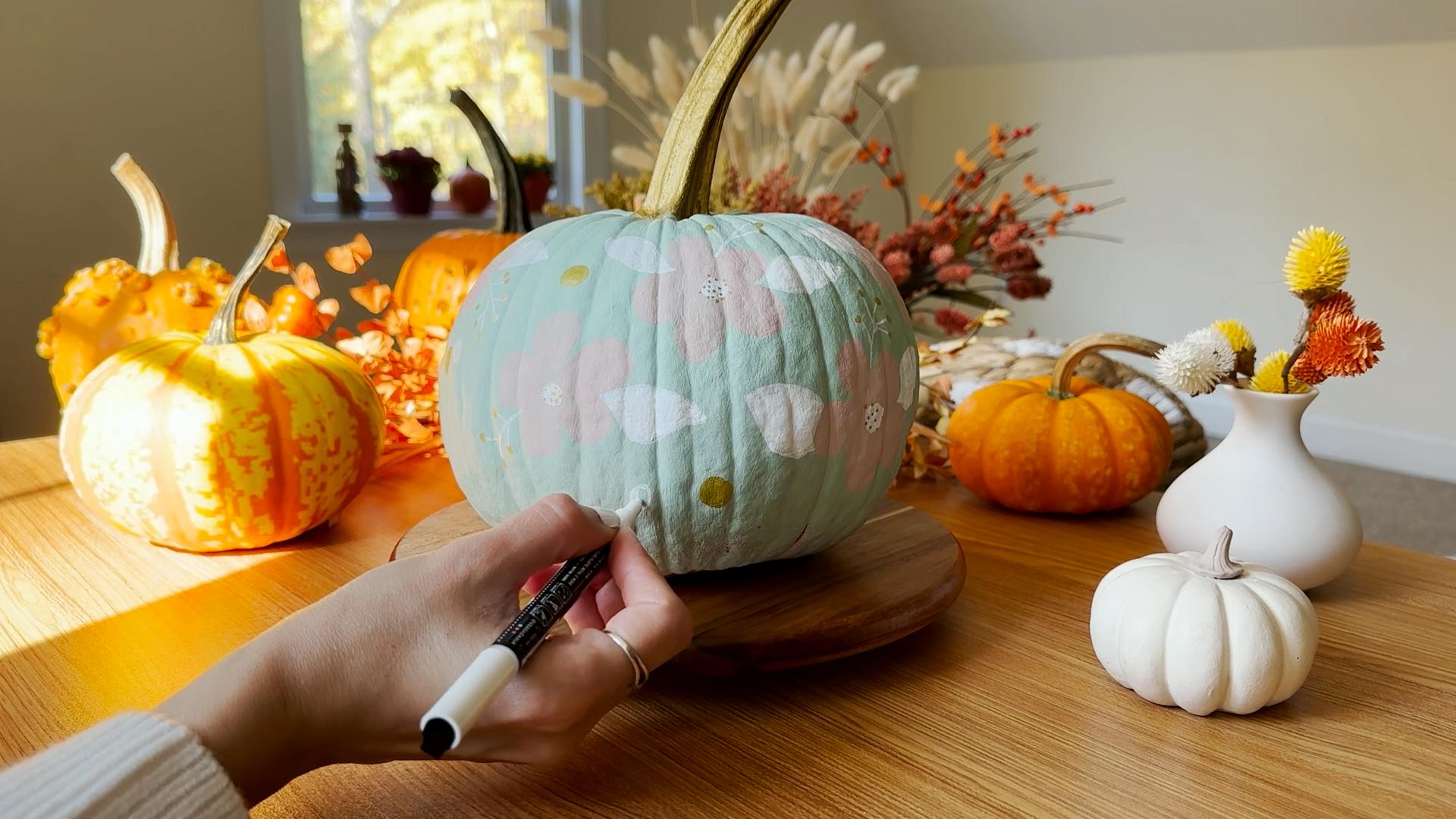 Cinzeladura de abóbora e pintura: 9 ideias criativas de decoração para o  outono e o Halloween | Flori Fama | Skillshare, image size:1920x1080