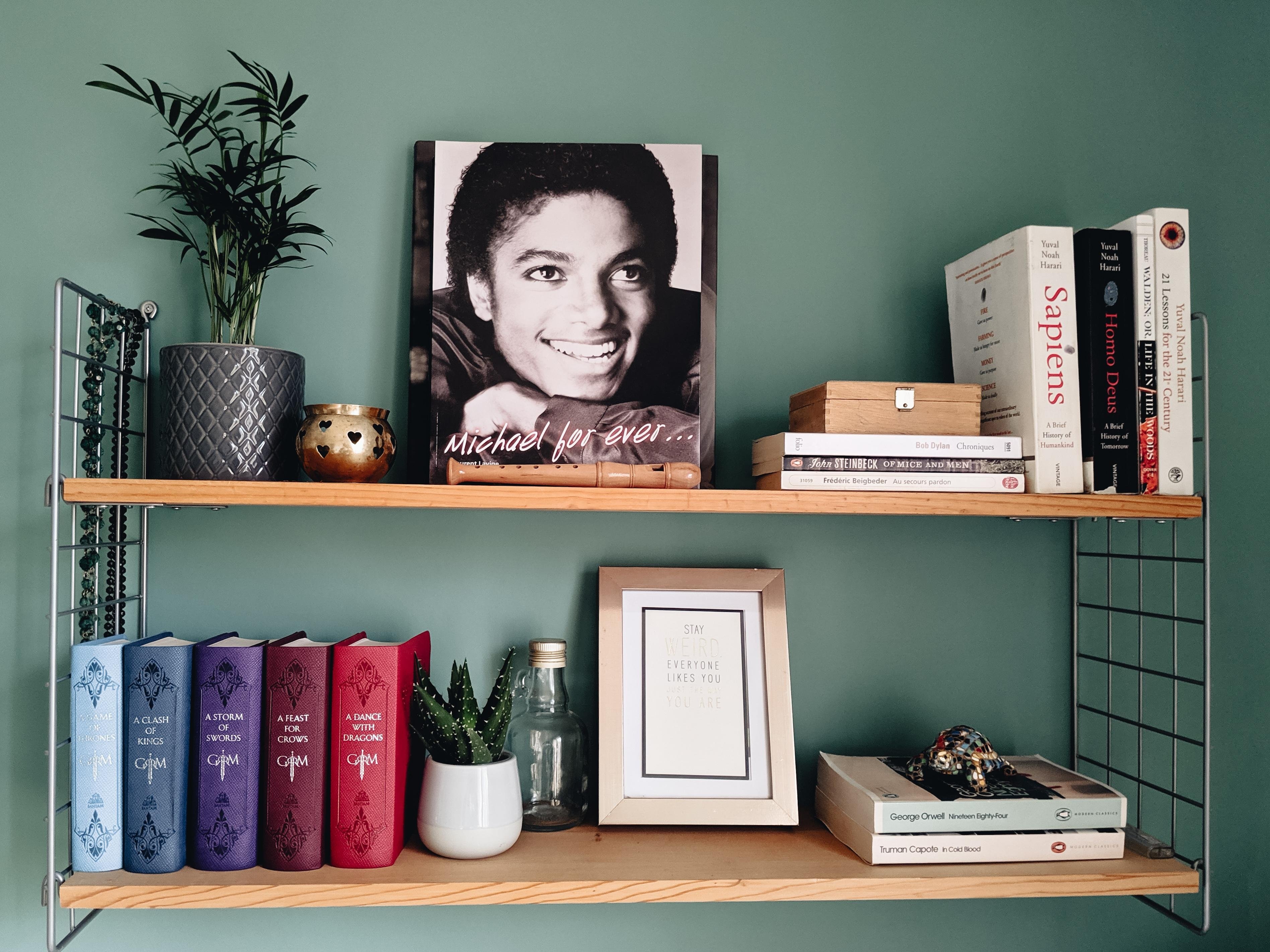 Shelf decor in room makeover - student project