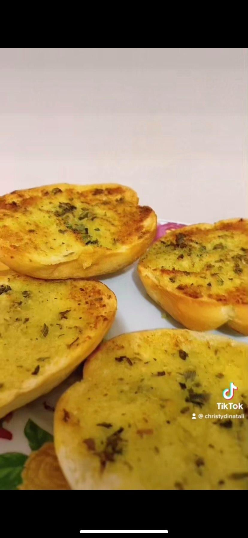 Super easy recipe: Garlic bread! - student project