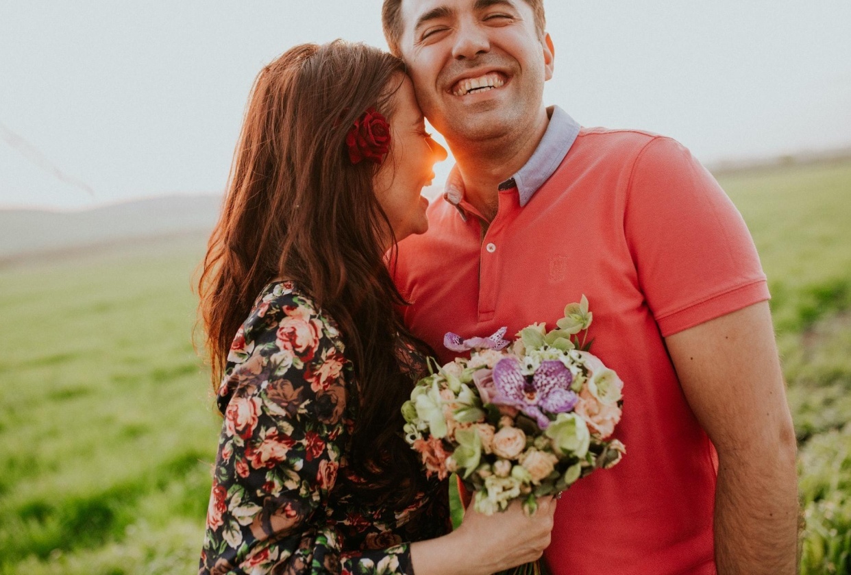 20 Signs Your Best Guy Friend Likes You Back - student project