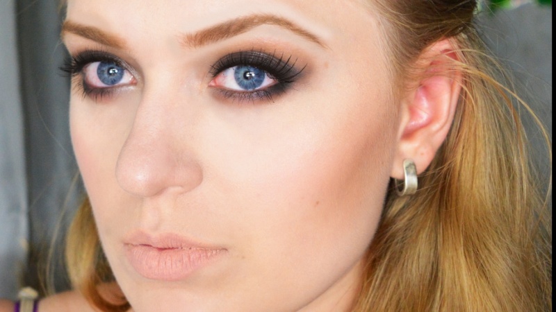 Smoky eyes and nude matte lips