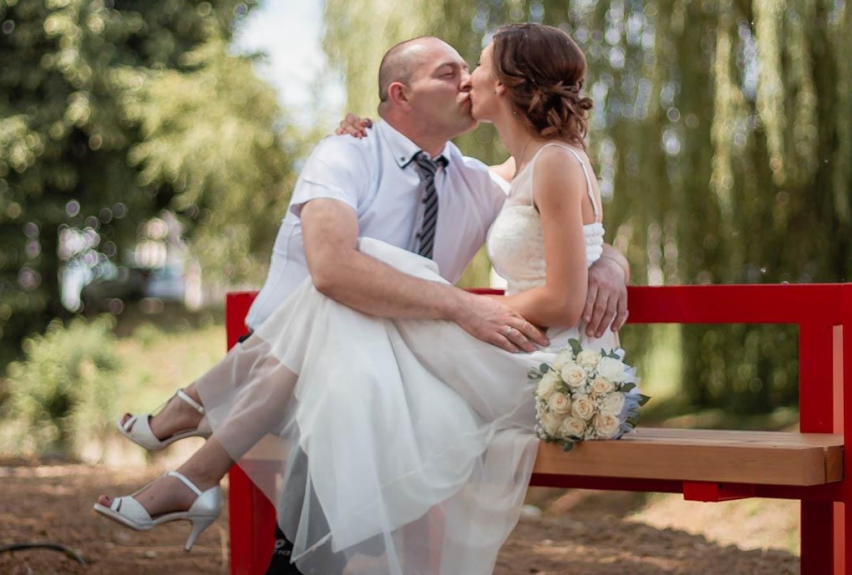 Kissing on a bench - student project