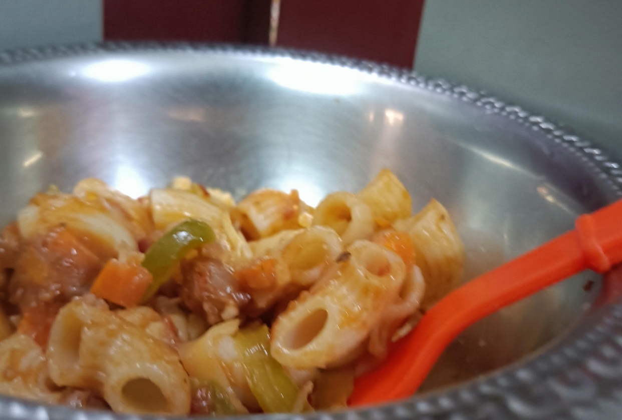 Pasta special with cabbage and red sauce - student project