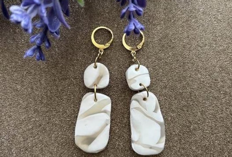 Transparent and white Clay
