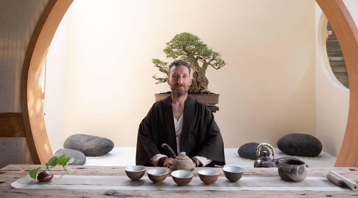 Beginning the art of tea ceremony - student project