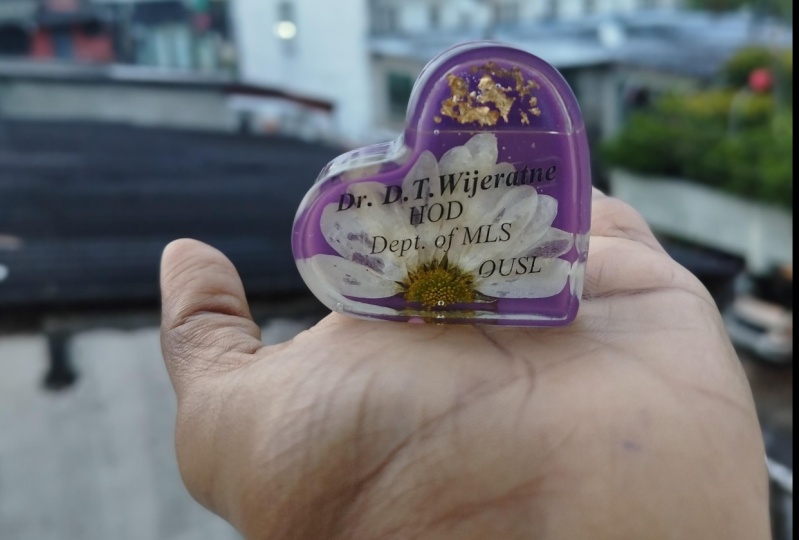 Card holder using natural flowers