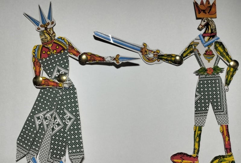 Playing card people: guerra en el castillo