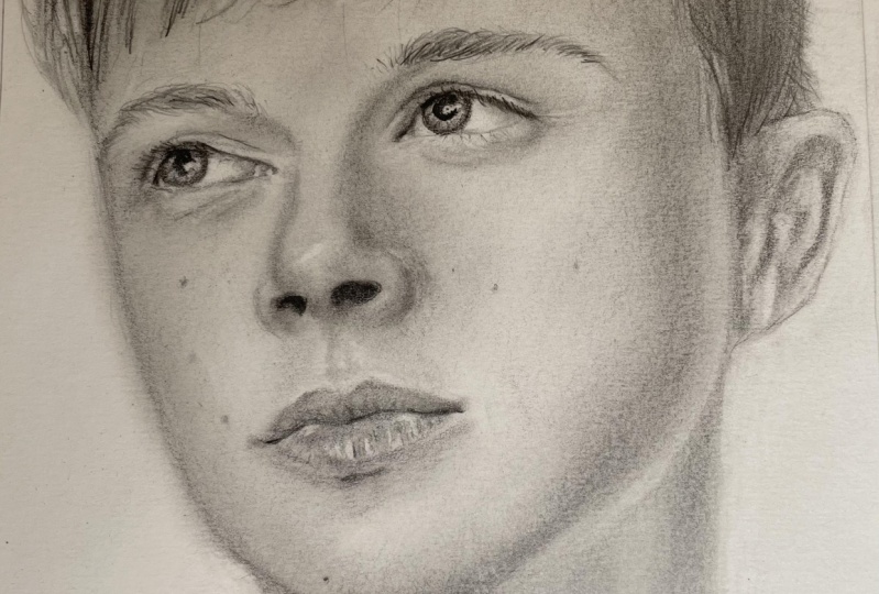 Drawing photorealistic portraits with graphite pencils