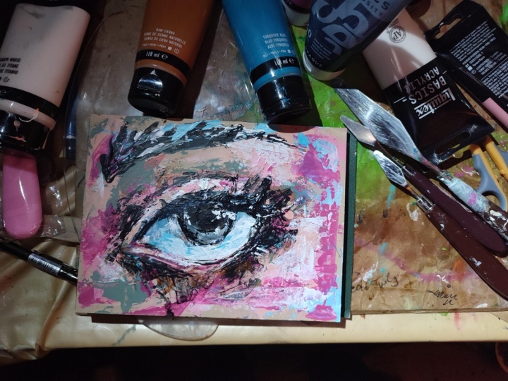 Eye on toned midex Media Papier