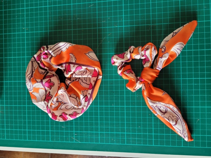Jumbo scrunchie and scrunchie with a bow