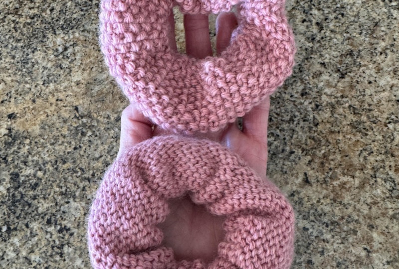 Love the scrunchie with the seed stitch