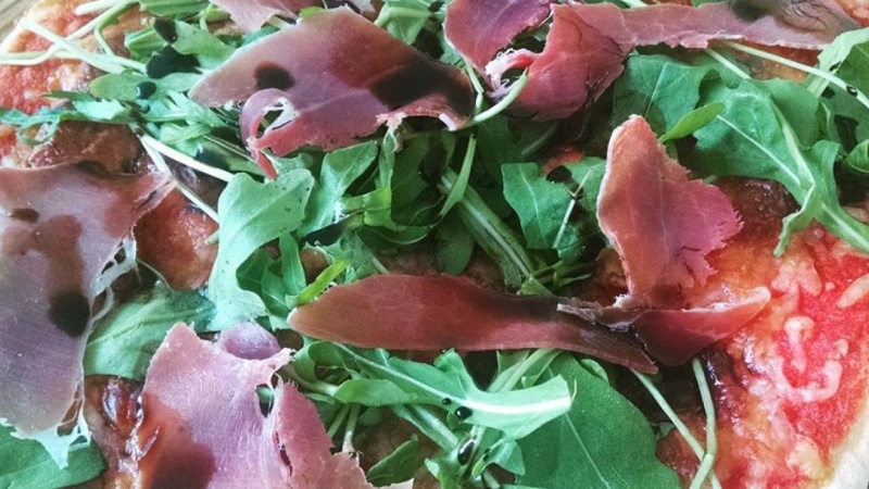 arugula, mozzarella, prosciutto, balsamic glaze 