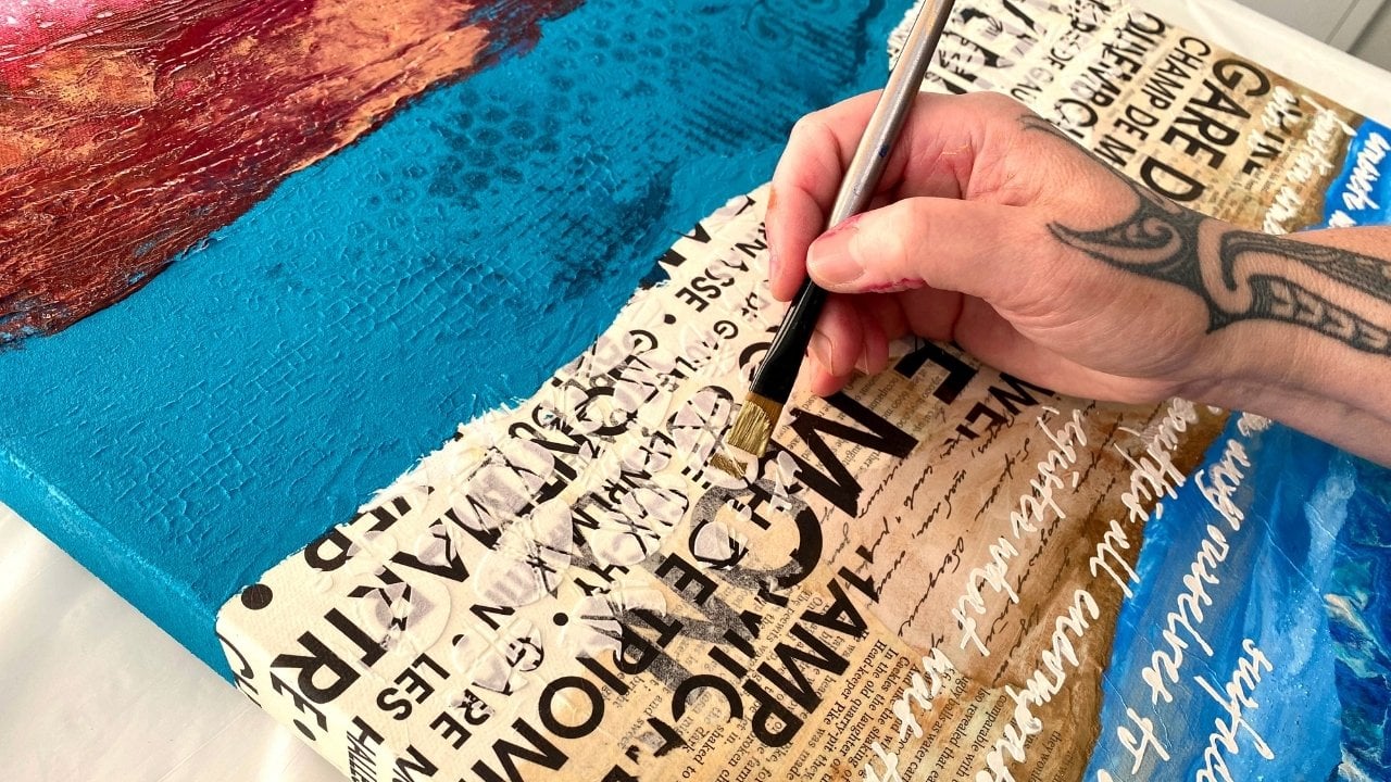 5 formas de crear texturas con pinturas de técnica mixta, Froyle Davies