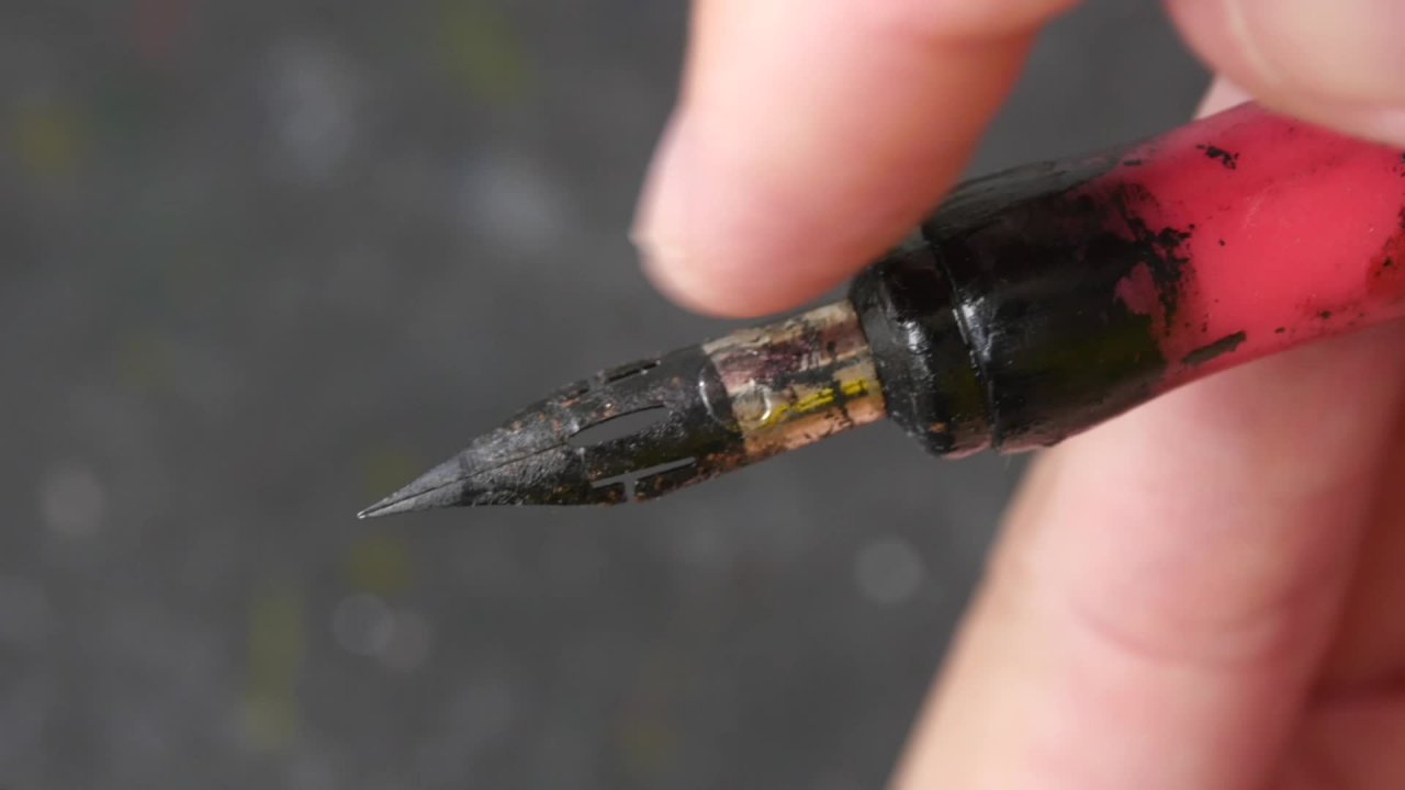 No bolso, na bolsa ou na mesa. Tinteiro, roller e esferográfica. Três  versões, infinitas ideias com a Regent. | Canetas Crown | Facebook, image size:1280x720