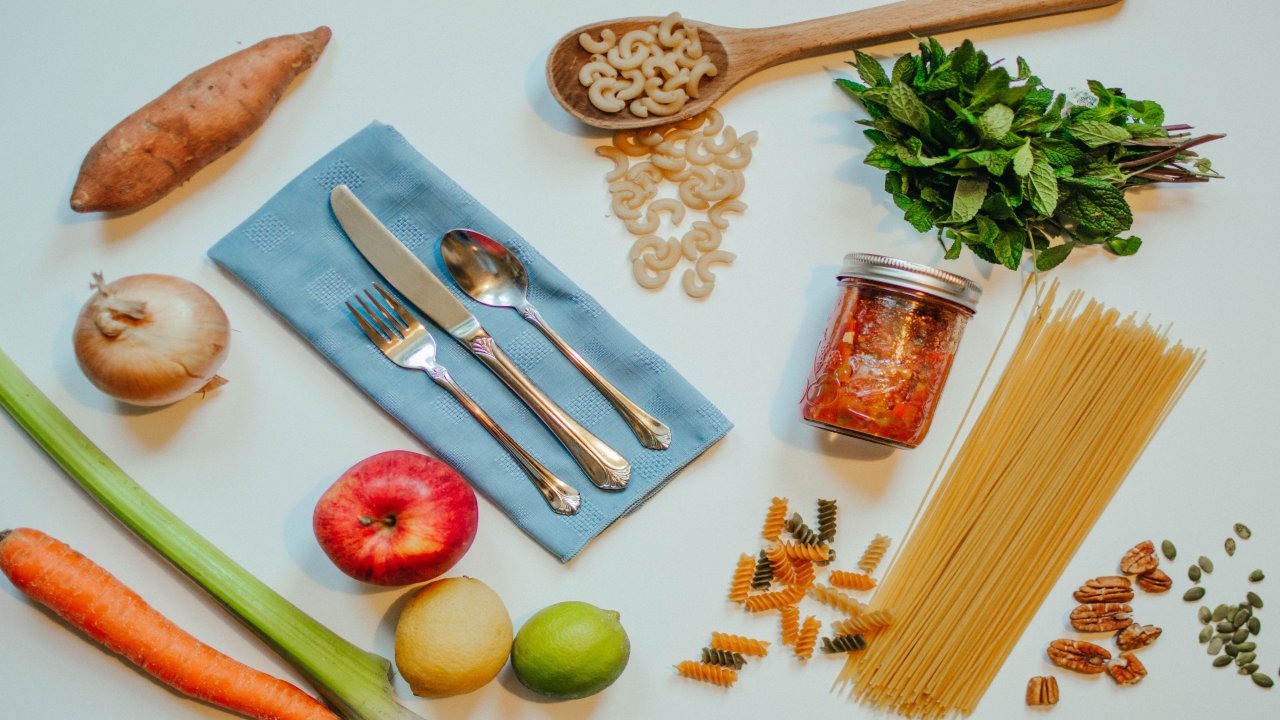 Comida Compartida De Amigos Vector PNG ,dibujos Pegatina Clipart  Ilustración Colorida De Personas Comiendo La Cena De Acción De Gracias Y  Bebiendo Vino Dibujos Animados, Pegatina, Clipart PNG y Vector para  Descargar, image size:1280x720